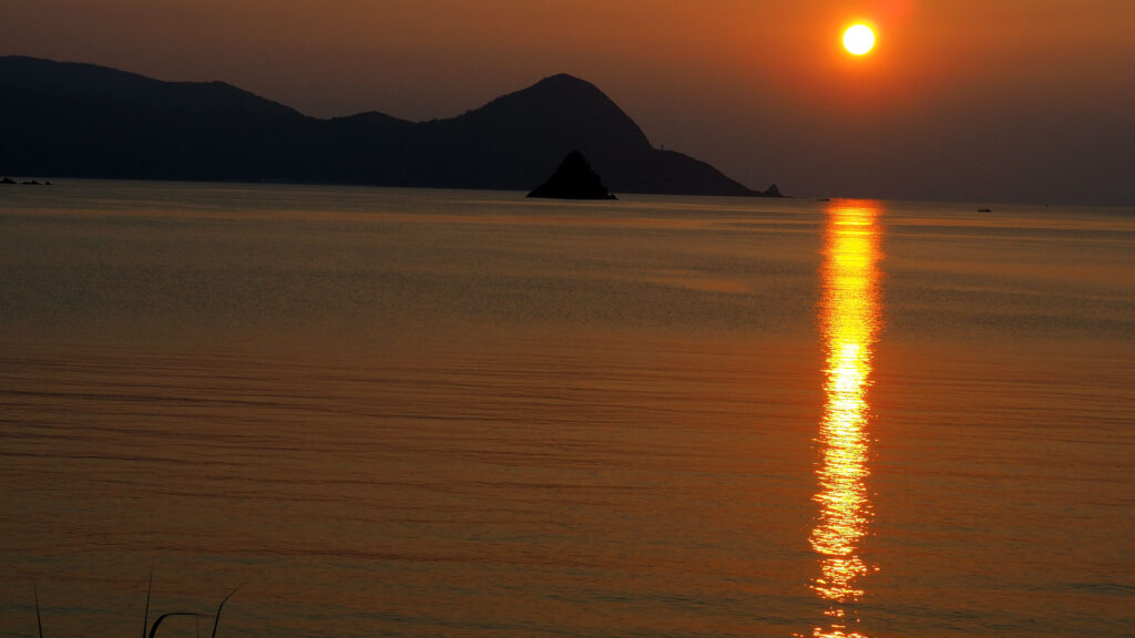 赤木名湾 立神の夕日